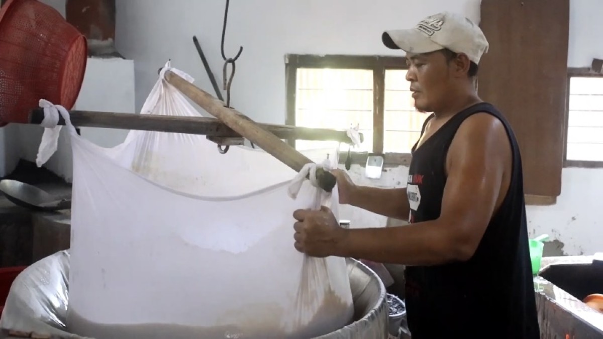 Aktivitas perajin tahu di Kampung Tahu Tinalan Kota Kediri. (Foto: Yanuar Dedy/jatimnow.com)