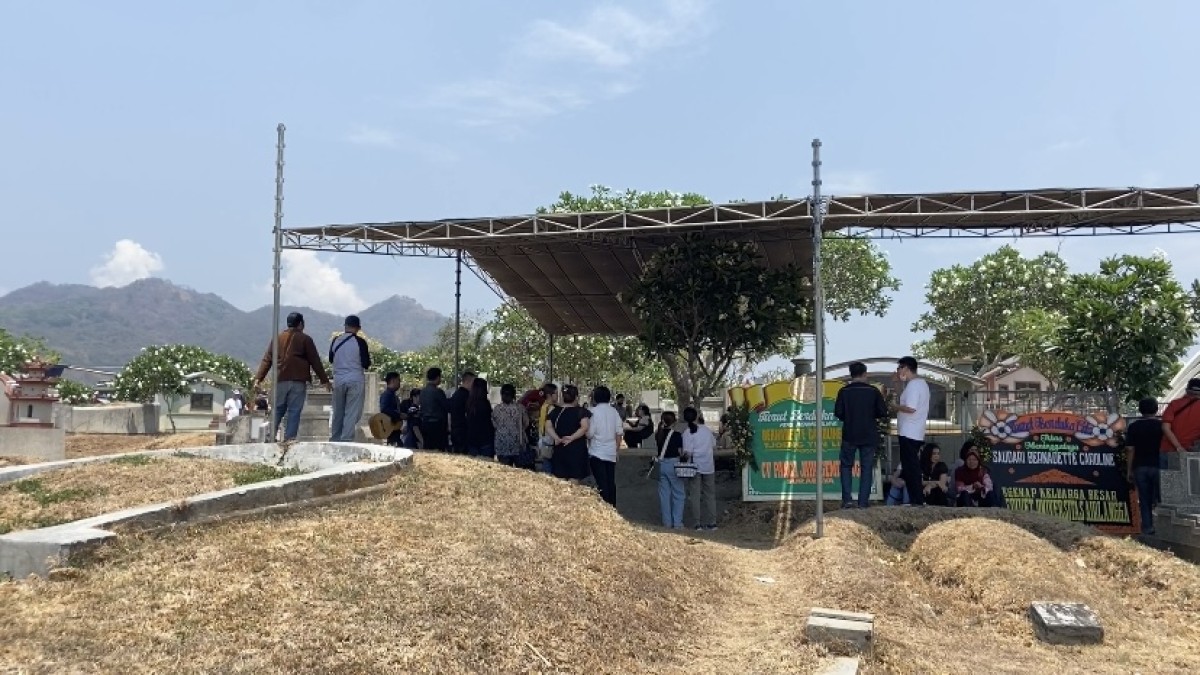 Suasana pemakaman Bernadette Caroline Angelica Harianto (21), mahasiswi Unair. (Foto: Yanuar Dedy/jatimnow.com)