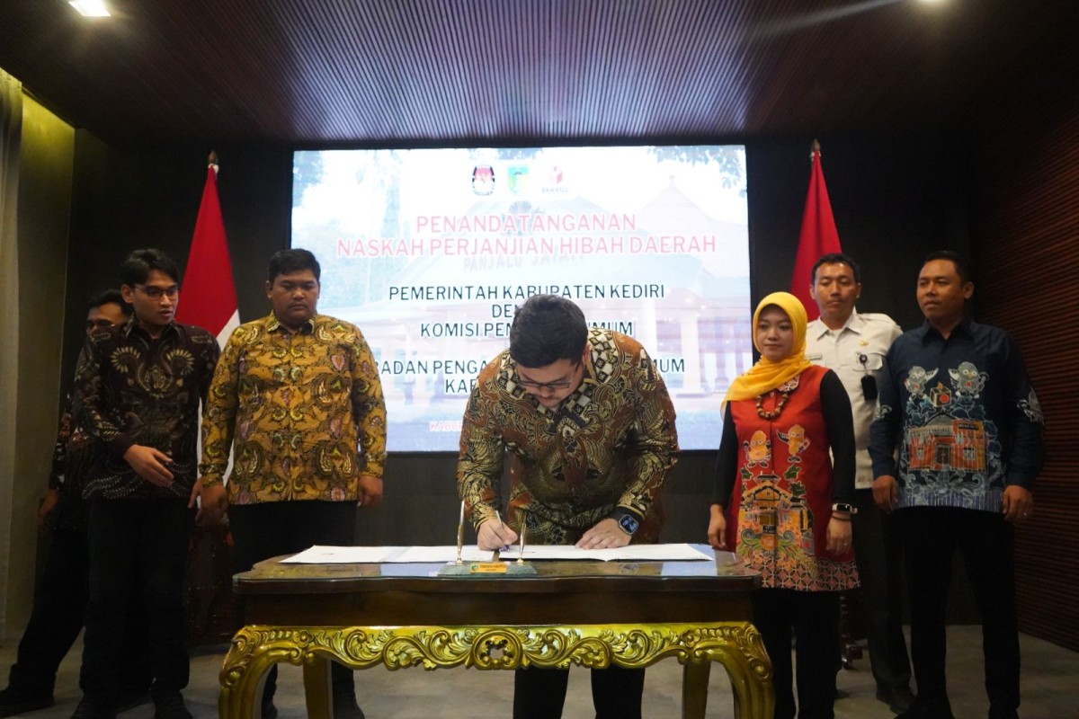 Serahkan Dana Hibah Pilkada 2024, Mas Dhito Harap Peningkatan Partisipasi Masyarakat