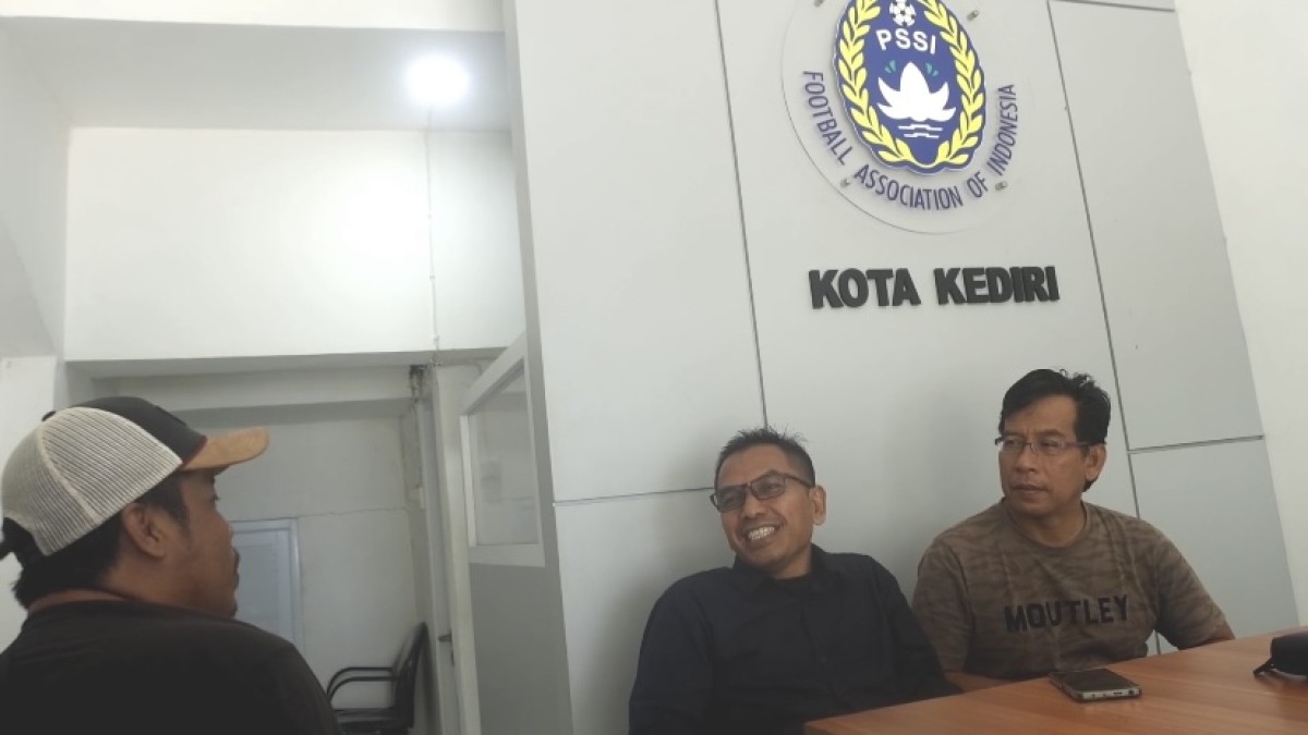 Ketua PSSI Kota Kediri Tomi Ariwibowo (tengah). (Foto: Yanuar Dedy/jatimnow.com)