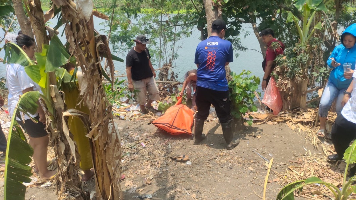 Evakuasi mayat berbaju tidur di Sungai Brantas. (Foto: Polsek Kota Kediri for jatimnow.com)