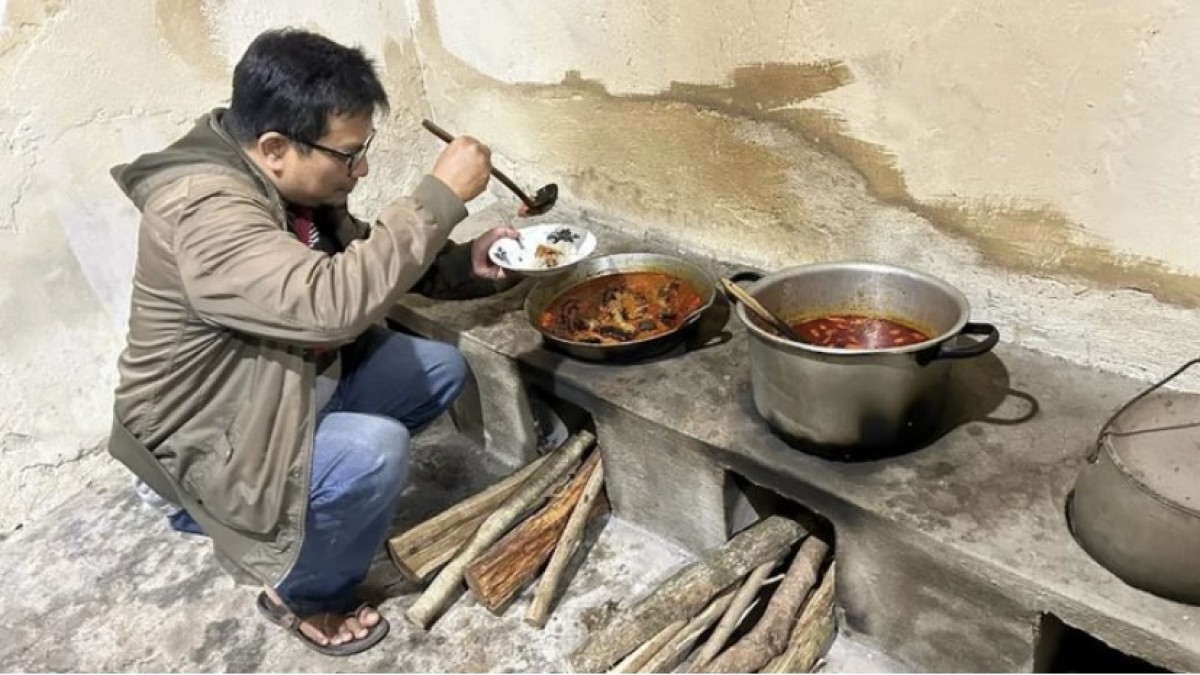 Pelanggan mengambil makanan di dapur Omahe Dewe Kediri. (Foto : Instagram @omahedewe_kediri)