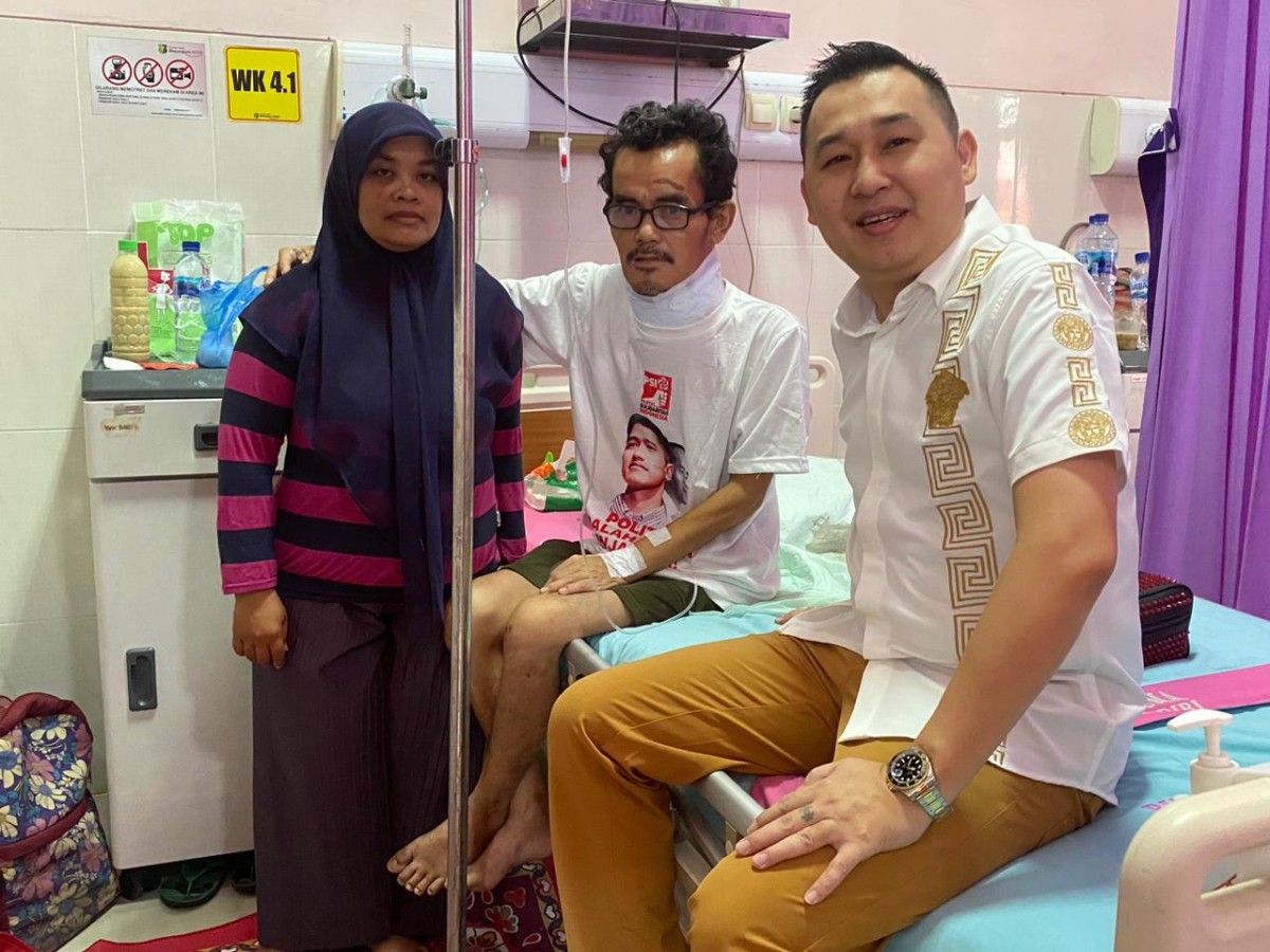 Ketua DPD PSI Kota Kediri, Ronny Siswanto menyambangi Agus Andriyanto. (Foto: PSI for jatimnow.com)