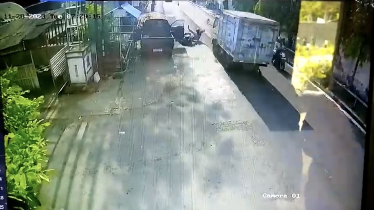 Peristiwa kecelakaan maut di Jalan Mauni Kota Kediri. (Foto: Tangkapan layar CCTV)