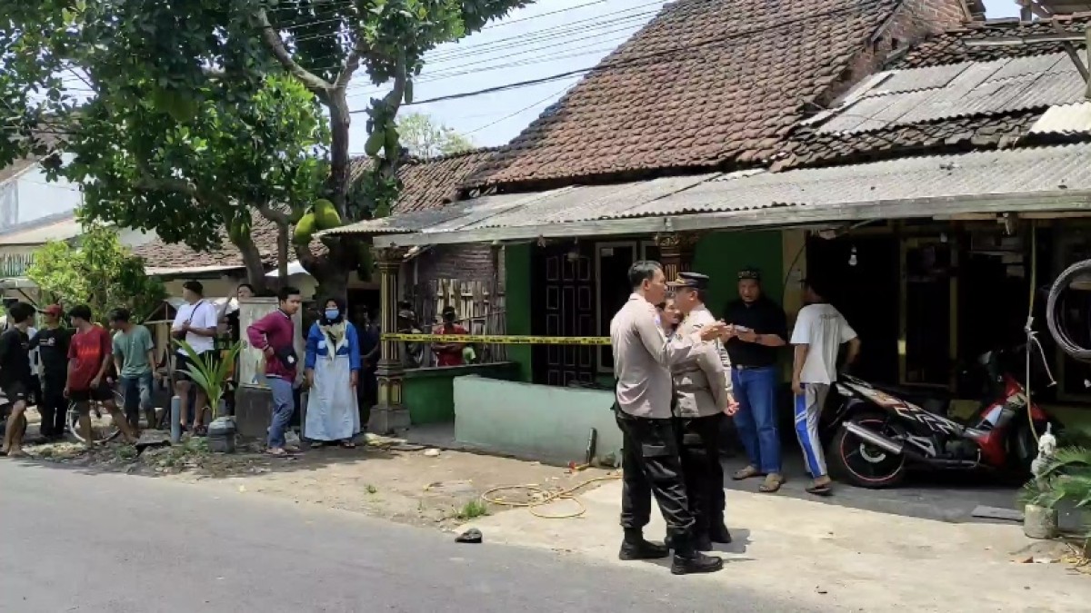 Suasana TKP penemuan jenazah overdosis miras di Wates. (Foto: Yanuar Dedy/jatimnow.com)