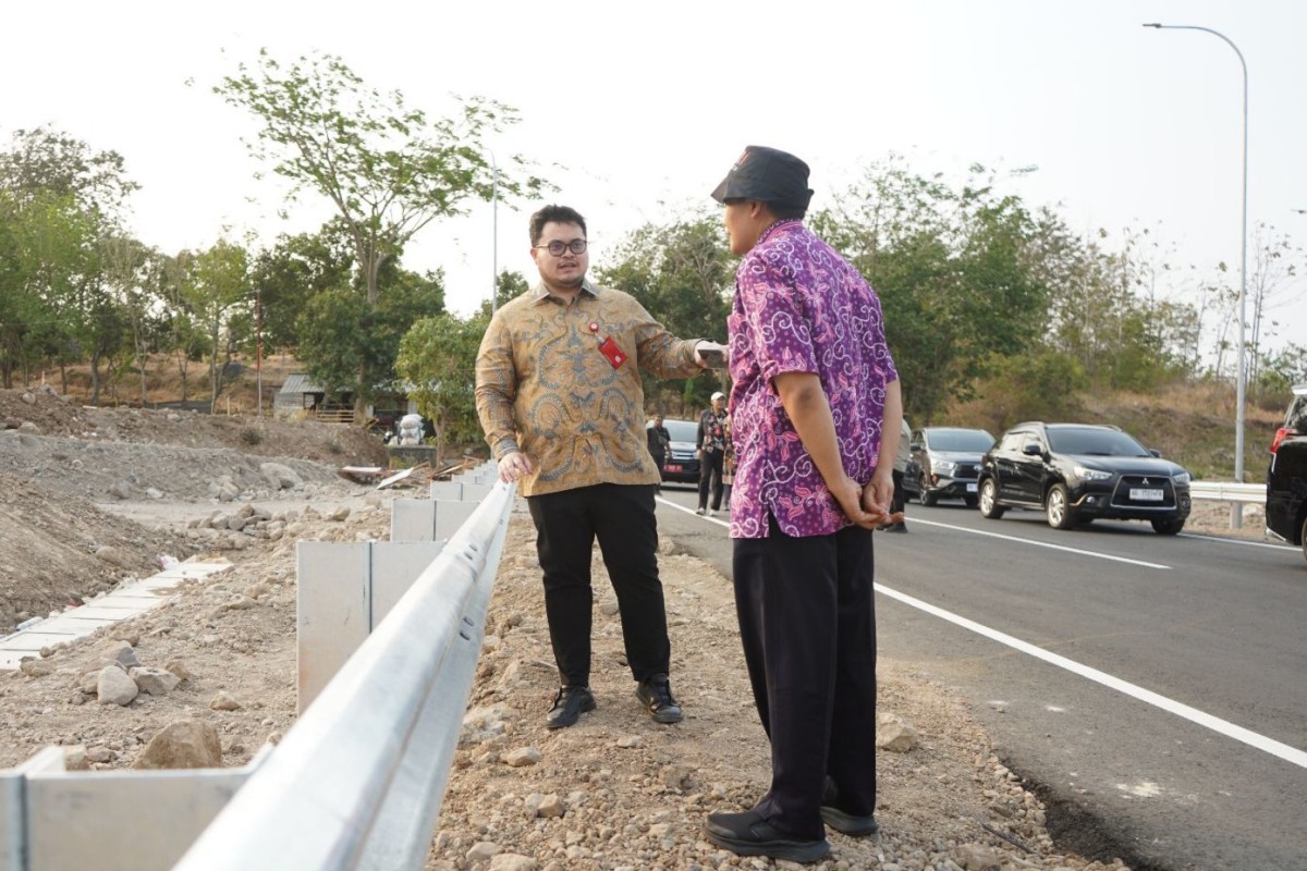 Mas Dhito melihat lahan untuk calon pembangunan Proyek Strategis Nasional (PSN) Tol Kediri-Kertosono. (Foto : Humas Pemkab Kediri/jatimnow.com)