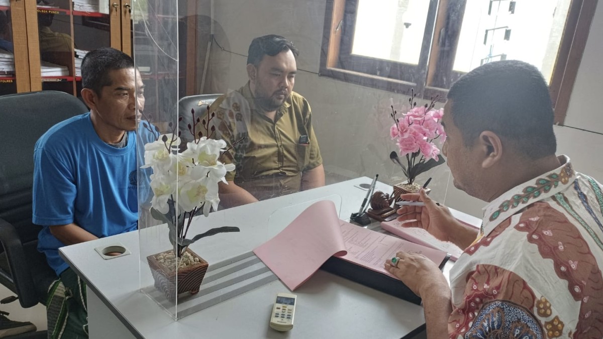 Penyerahan tersangka ayah perkosa dan bunuh anak kandung. (Foto: Yanuar Dedy/jatimnow.com)