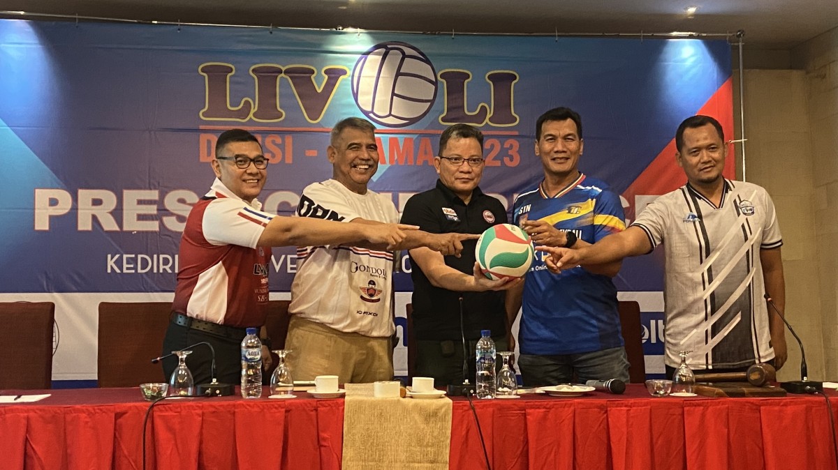 Regi Nelwan (tengah) dalam sesi press conference Livoli Divisi Utama 2023 di Kediri. (Foto: Yanuar Dedy/jatimnow.com)