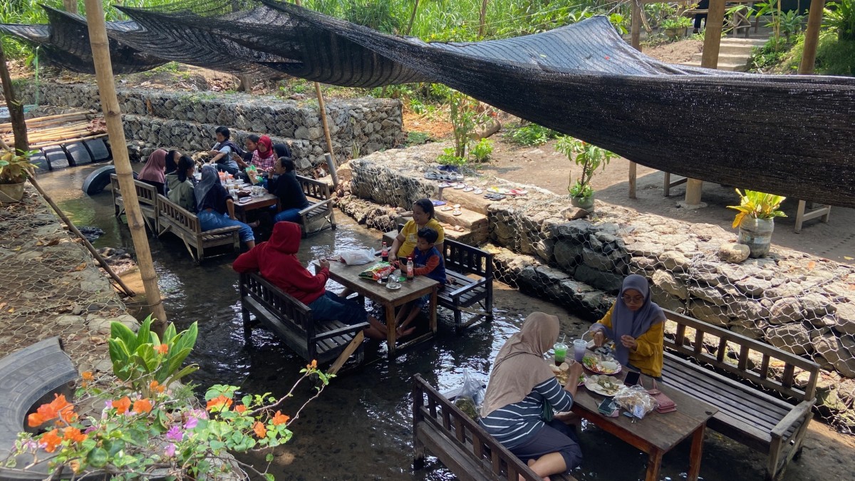 Warung Etan Kali di Kampung Madu Kediri, Sensasi Makan Sambil Keceh