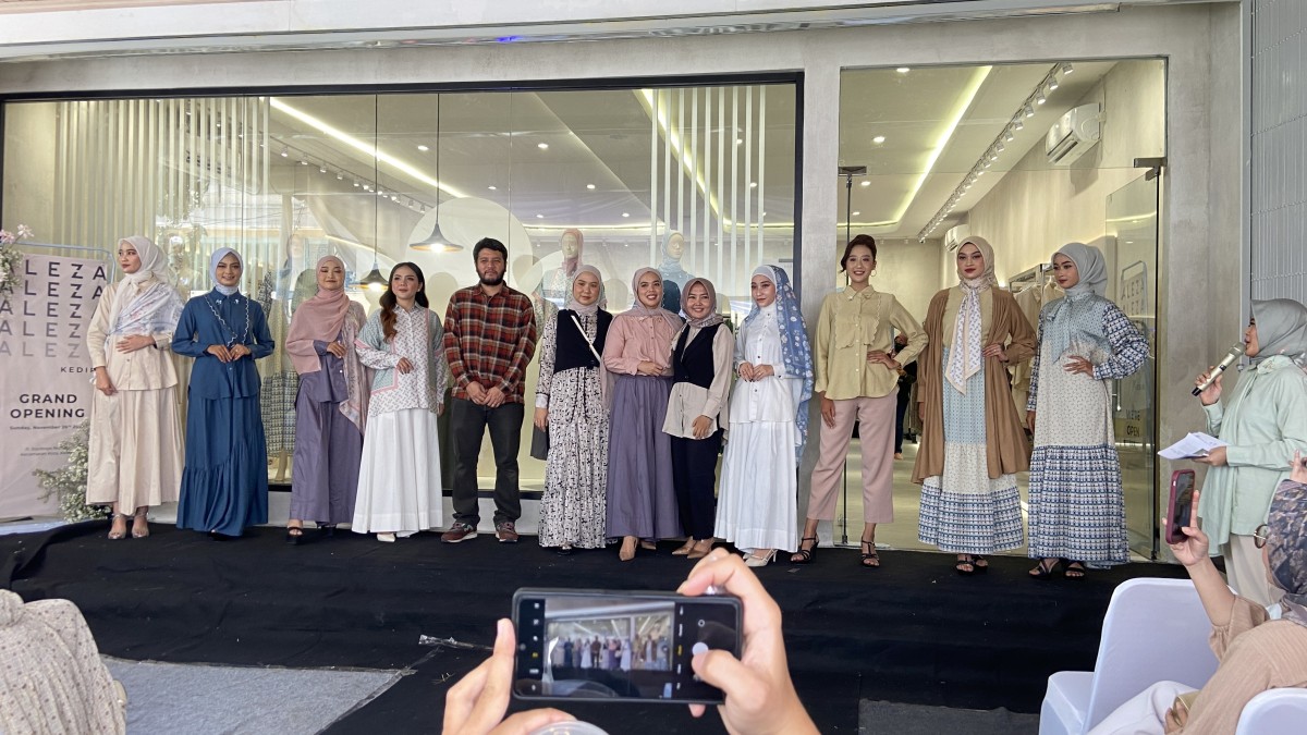 Peragaan busana dalam pembukaan brand fashion muslim Aleza. (Foto : Yanuar Dedy/jatimnow.com)