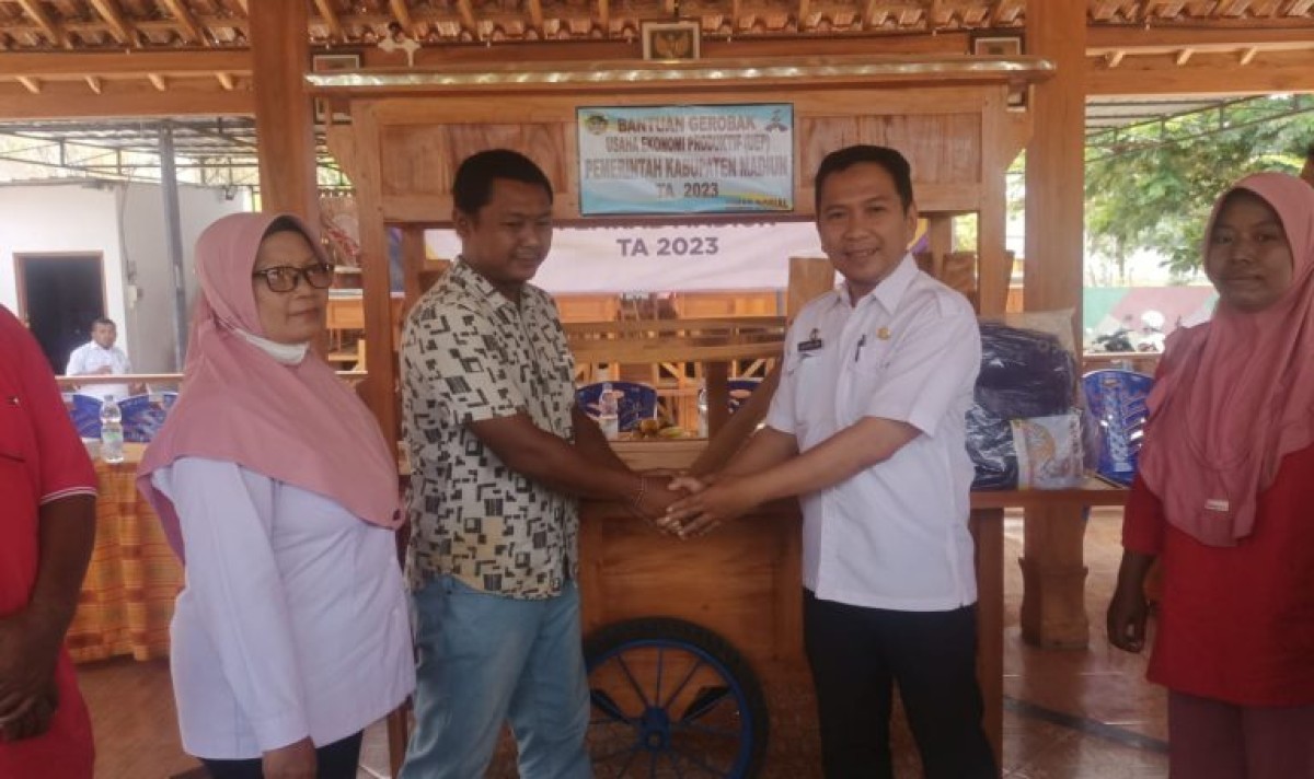 Salah satu penerima manfaat mendapat bantuan gerobak usaha dan pinjaman modal. (Kominfo Kabupaten Madiun for jatimnow.com)
