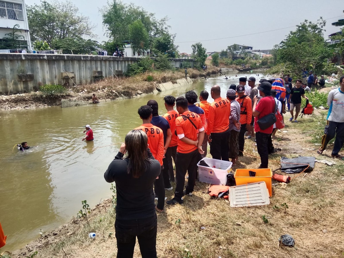 Evakuasi pelajar tenggelam di sungai di Sampang. (Foto: Fathor Rahman/jatimnow.com)