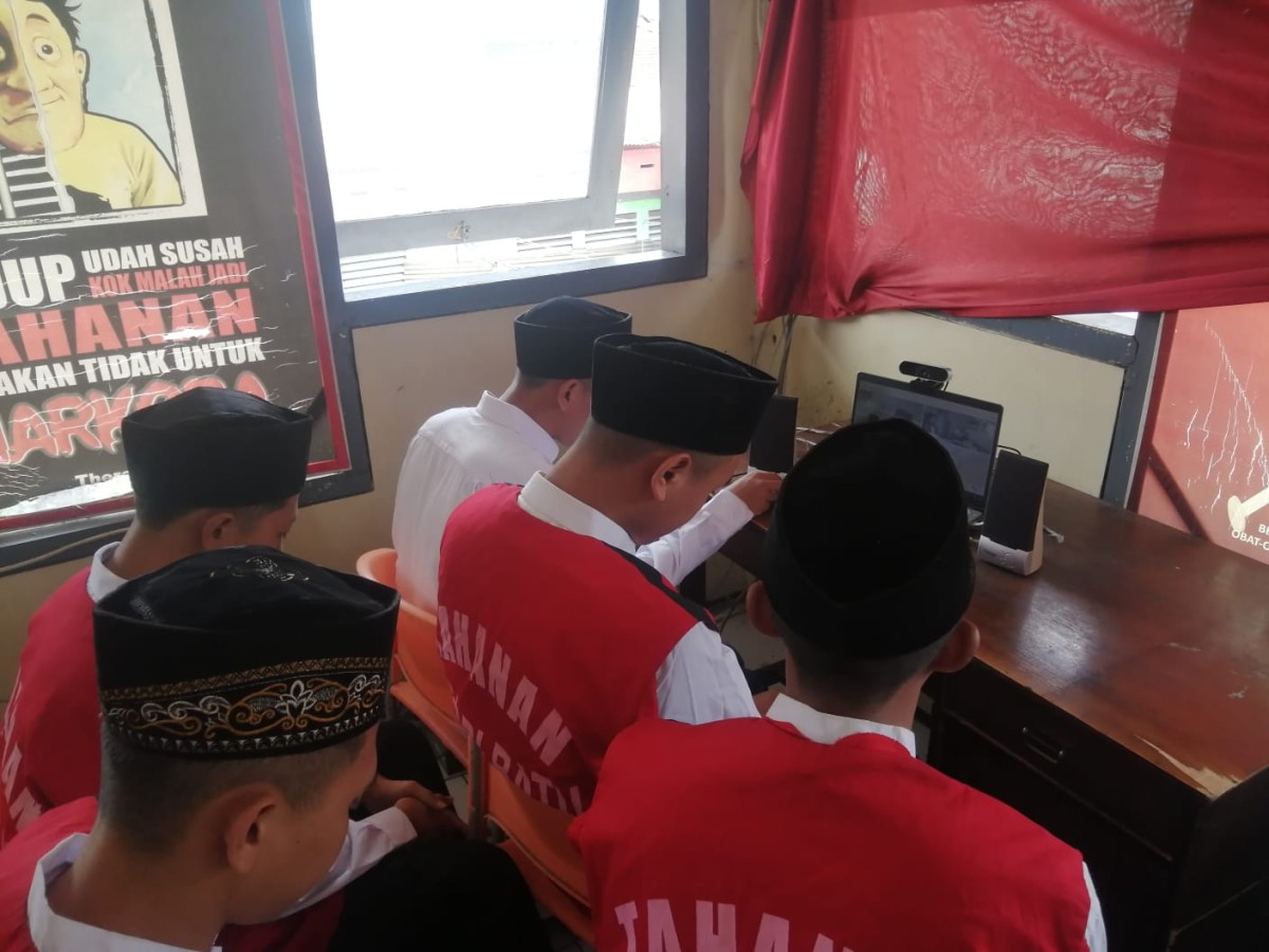 Lima terdakwa perkara pengeroyokan di salah satu kafe di Kota Batu, Jawa Timur. (Foto: Kejari Kota Batu for jatimnow.com)