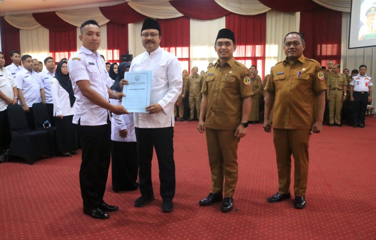 Gus Ipul usai menyerahkan SK PPPK Pemkot Pasuruan. (Foto: Humas Pemkot Pasuruan for jatimnow.com)