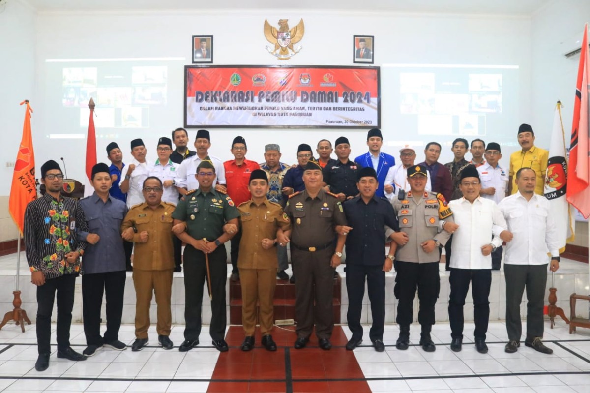 Wakil Wali kota Pasuruan bersama jajaran Forkopimda dan perwakilan partai politik tanda tangani Deklarasi Pemilu Damai. (Foto: Humas Pemkot Pasuruan for jatimnow.com)