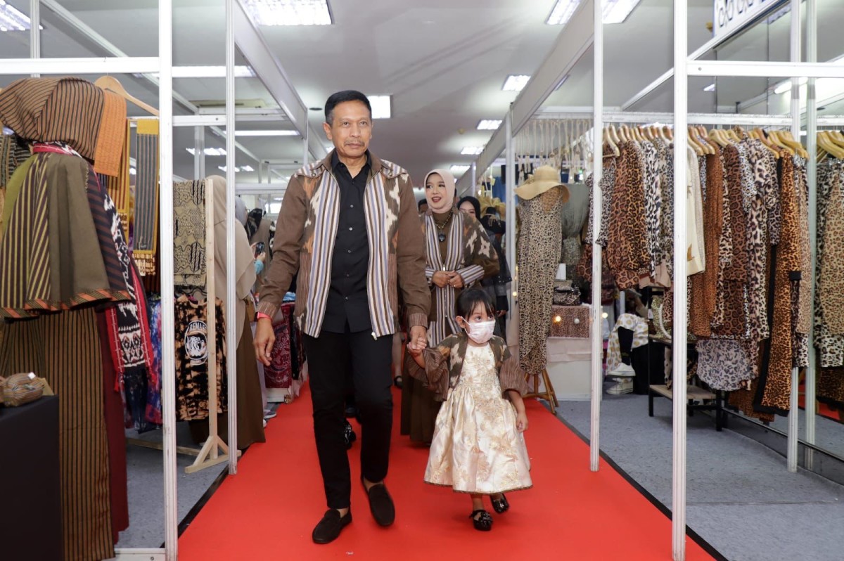 Pj Wali Kota Malang, Wahyu Hidayat saat melihat stan produk-produk fashion UMKM di acara Malang Fashion Week beberapa waktu lalu. (Foto: Prokopim Pemkot Malang for jatimnow.com)