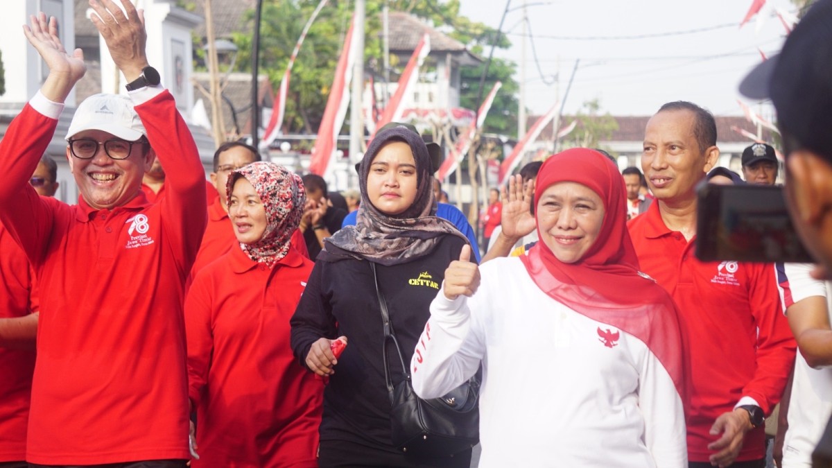 Gubernur Jatim Khofifah Indar Paranwansa saat menghadiri kegiatan jalan sehat dan bagi-bagi sembako murah di Bakorwil Bojonegoro (Misbahul Munir/jatimnow.com)