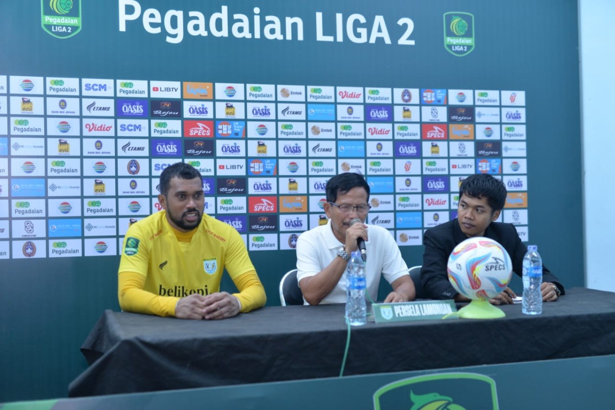 Djanur ditemani Samuel (kiper Persela) saat memberi pernyataan seusai pertandingan melawan Persijap Jepara. Minggu (5/11/2023) petang. (Foto: Persela for jatimnow.com)