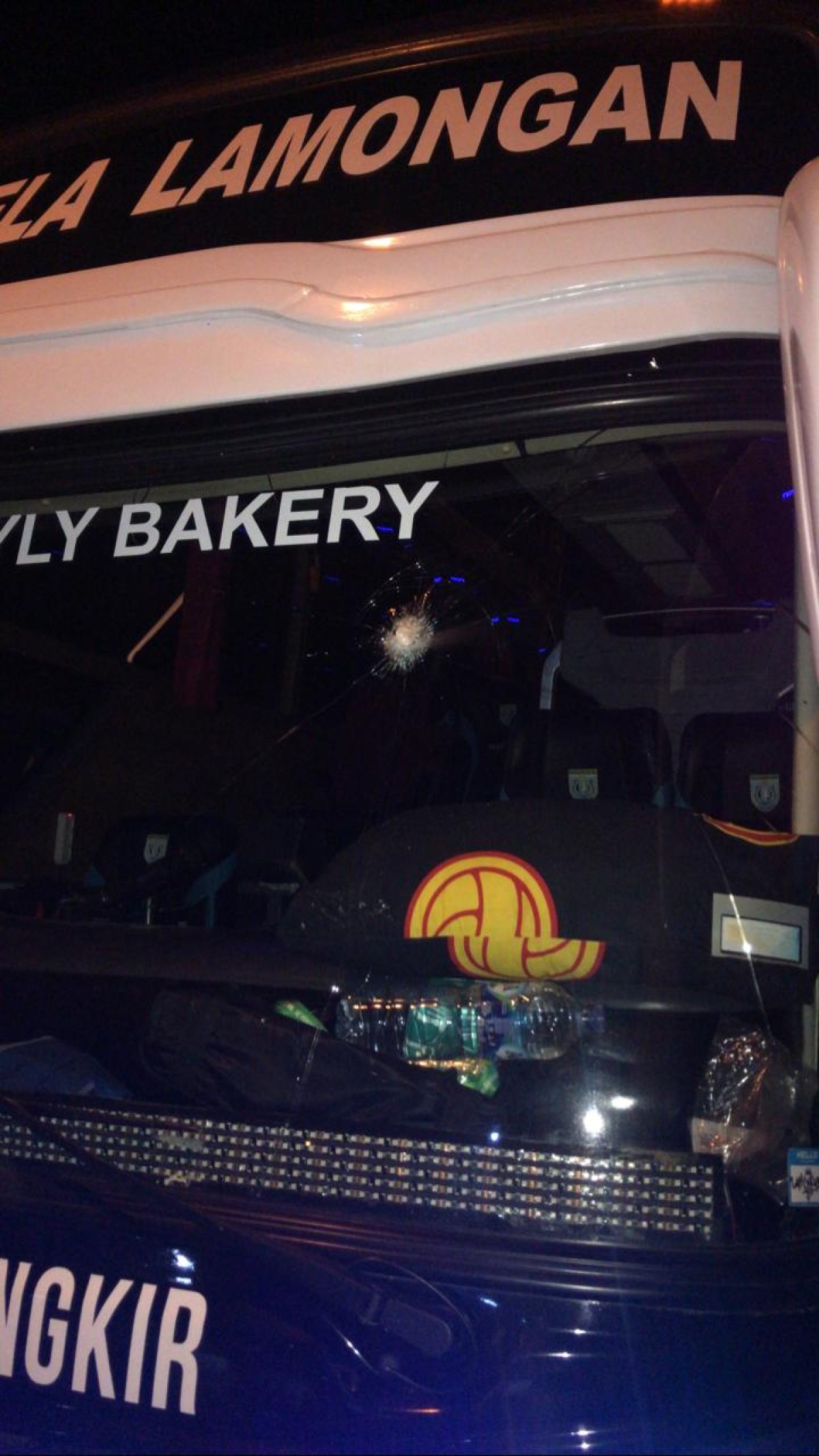 Kaca depan bus rombongan Persela Lamongan terkena lemparan batu diduga sweeping oknum suporter Persijap Jepara. (Foto : MO Persela jatimnow.com)