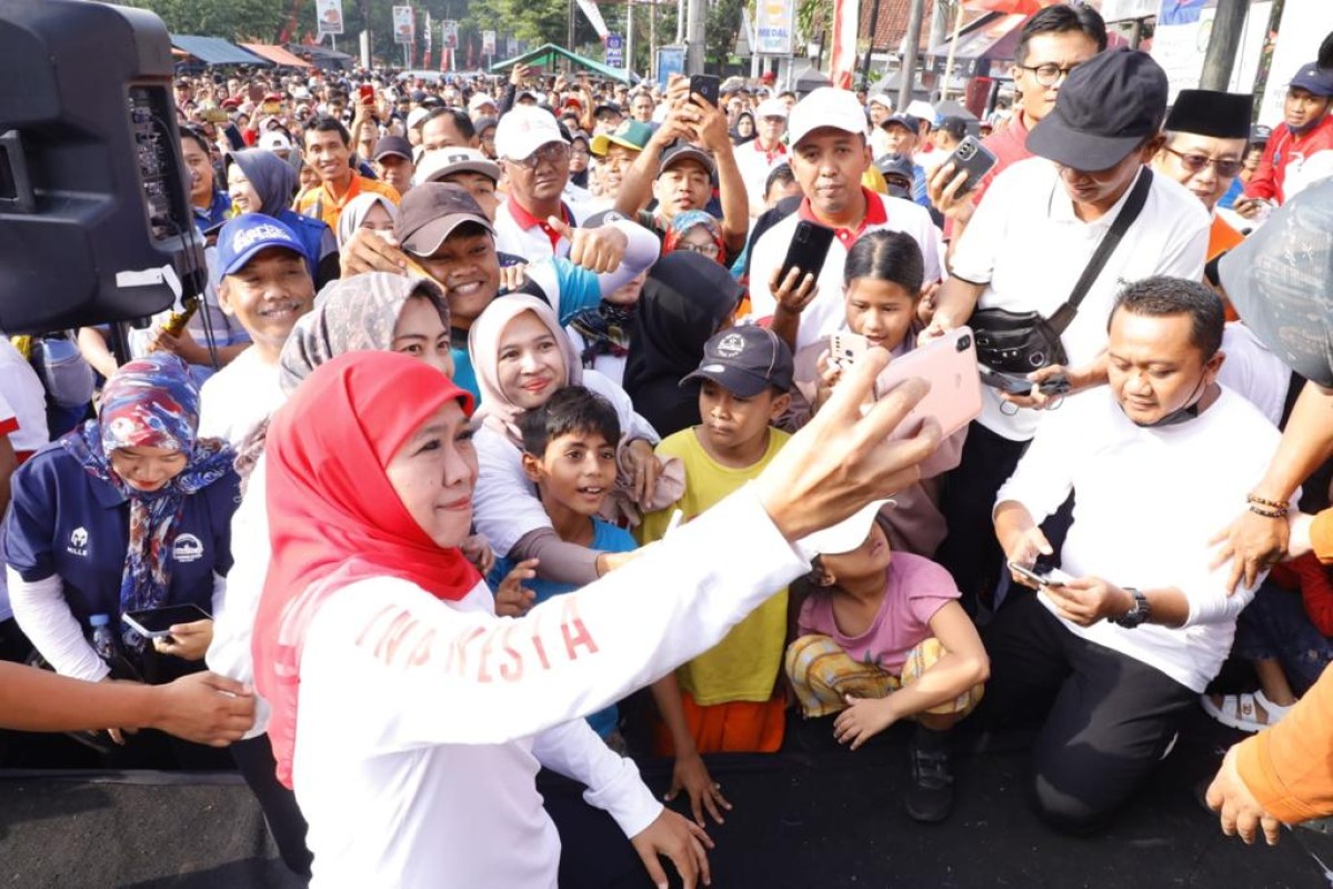 Warga Jember berebut swafoto dengan Gubernur Jatim Khofifah. (Foto-foto: Pemprov Jatim)