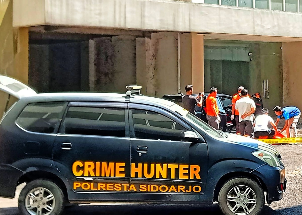 Polisi saat melakukan olah TKP. (Foto: Mail for jatimnow.com)