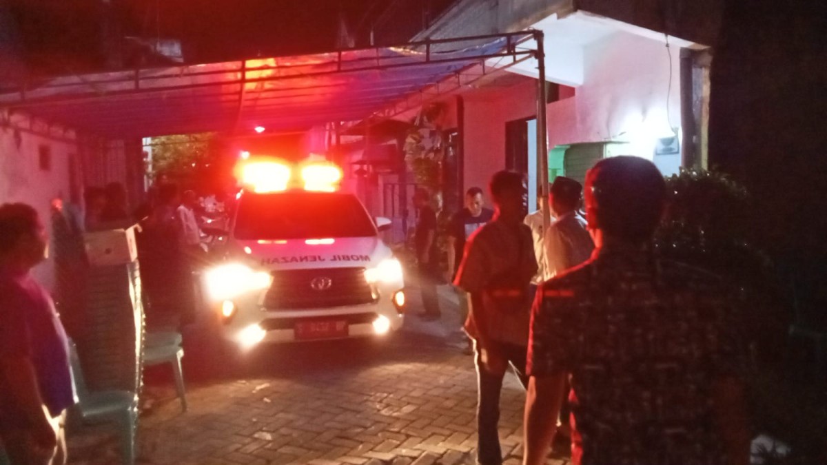Ambulans pembawa jenazah Tegar Dwi Prasetya (14) saat tiba di rumah duka. (Foto: Imam for jatimnow.com)