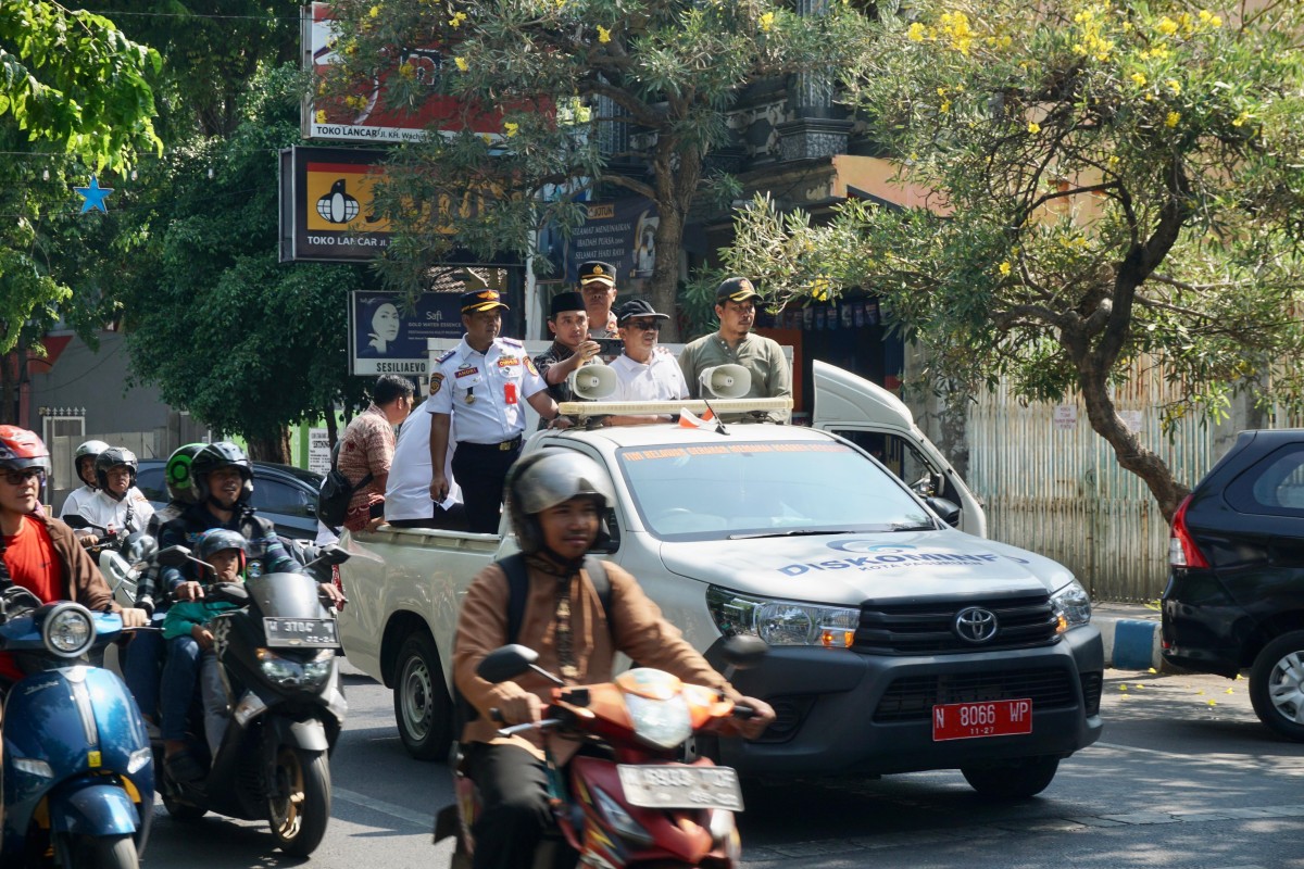 Naik Mobil Bak Terbuka Keliling Kota, Gus Ipul Woro-Woro Penertiban Parkir dan PKL
