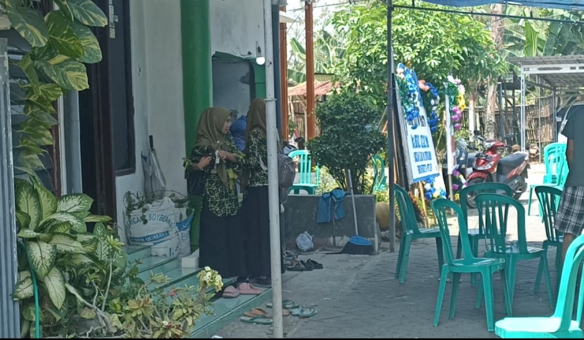 Suasana rumah duka Tegar Dwi Prasetya usai pemakaman (Misbahul Munir/jatimnow.com)