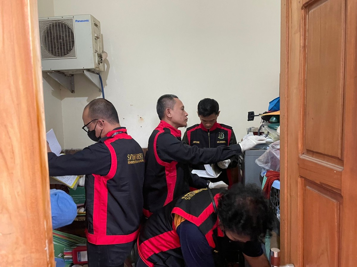 Petugas menggeledah dan penyitaan aset berkaitan kasus KSU Montana di dua tempat. (Foto: Kejari Kota Malang for jatimnow.com)