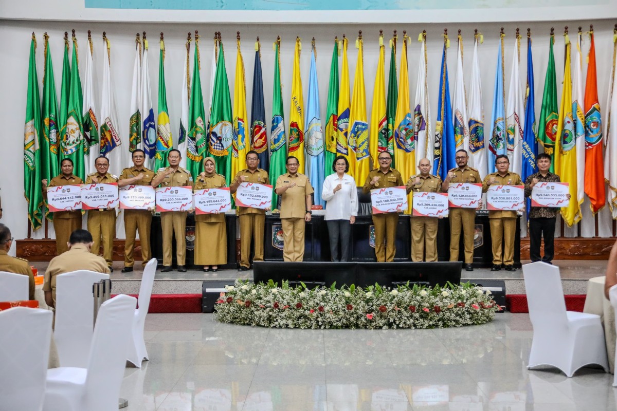 Mendagri Tito Kanavian dan Menkeu Sri Mulyani saat penyerahan insentif fiskal kepada pemerintah daerah/kota. (Foto : Humas Pemkab Lamongan for jatimnow.com)