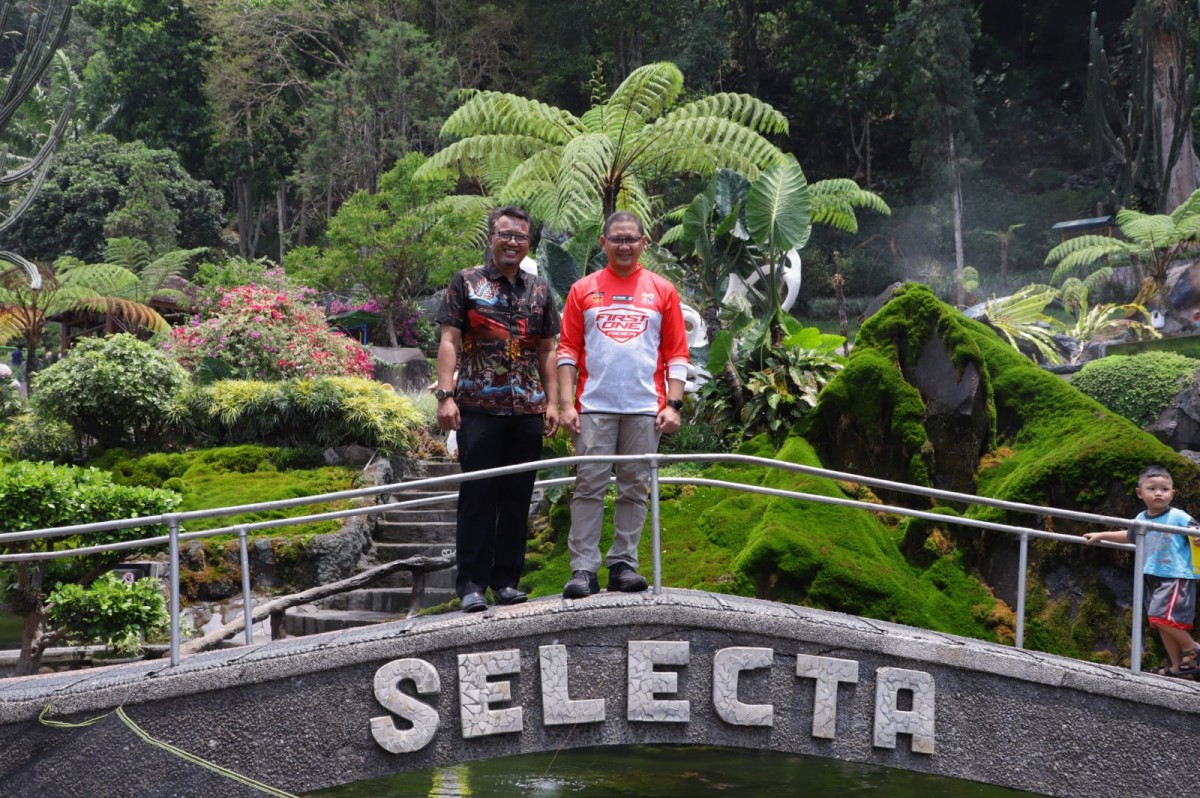 Pj Wali Kota Batu, Aries Agung Paewai (kanan) bersama Direktur Utama Taman Rekreasi Selecta, Sujud Hariadi (kiri) saat berada di Taman Rekreasi Selecta. (Foto: Prokopim Kota Batu for jatimnow.com)