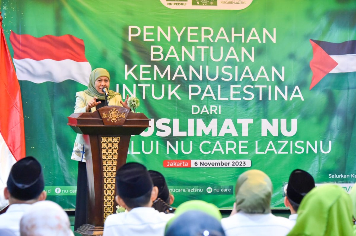 Ketua Umum PP Muslimat NU Khofifah Indar Parawansa saat menyerahkan bantuan kemanusiaan tahap pertama dari Muslimat NU untuk masyarakat Gaza Palestina. (Foto: Ni'am Kurniawan/jatimnow.com)
