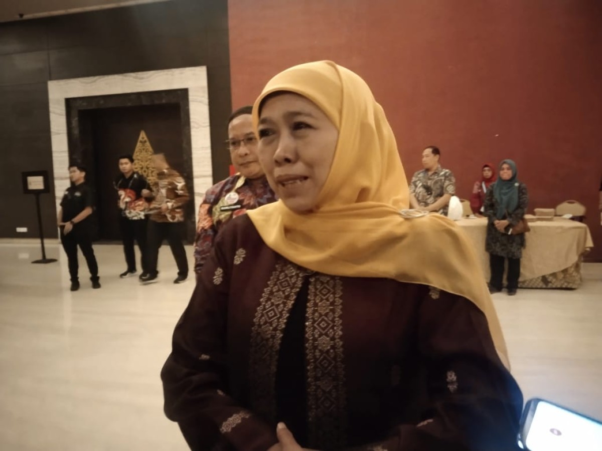 Gubernur Khofifah Indar Parawansa usai menghadiri Kegiatan Peningkatan Kapasitas SDM Kepala Desa Jawa Timur di Kota Batu, Jawa Timur pada Selasa (7/11/2023), malam. (Foto: Gerhana/jatimnow.com)