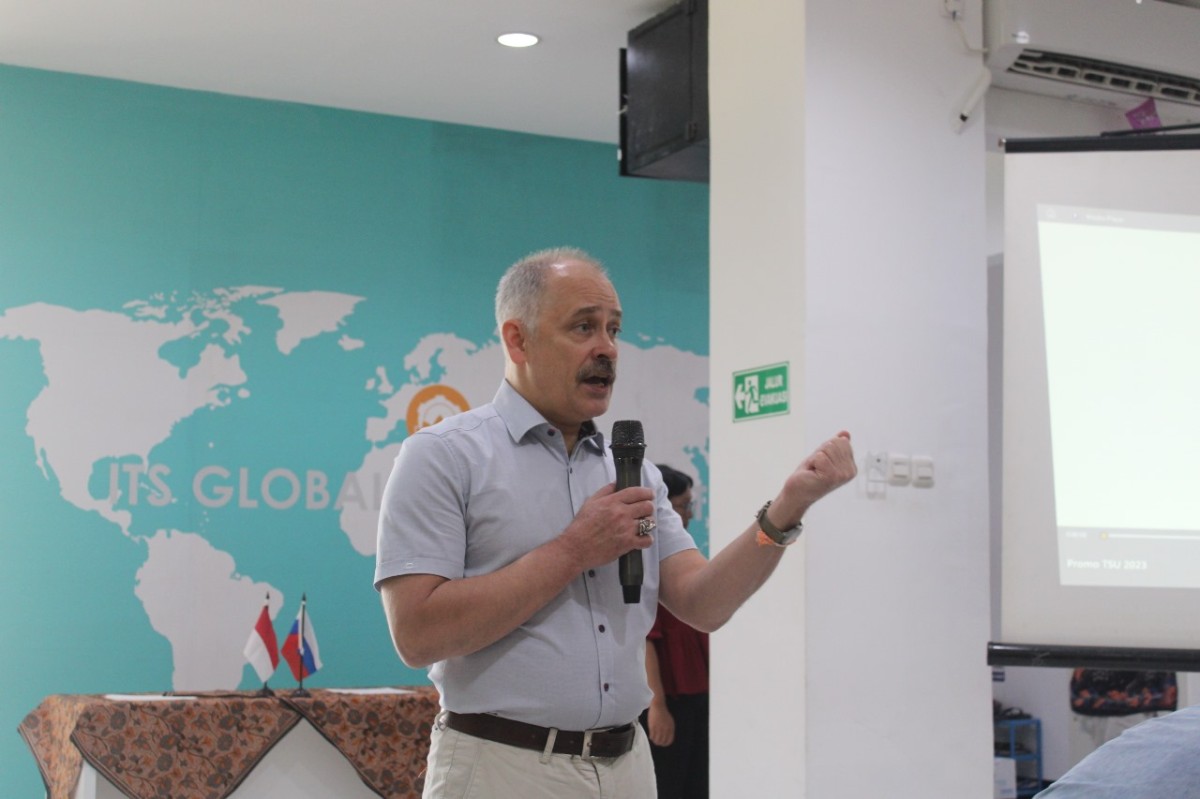 Wakil Rektor Bidang Internasional TSU Prof Artyom Rykun ketika memperkenalkan profil dari Tomsk State University yang telah menjalin kerja sama dengan ITS sejak tahun 2014. (Foto-foto: Zainal Arif/jatimnow.com)