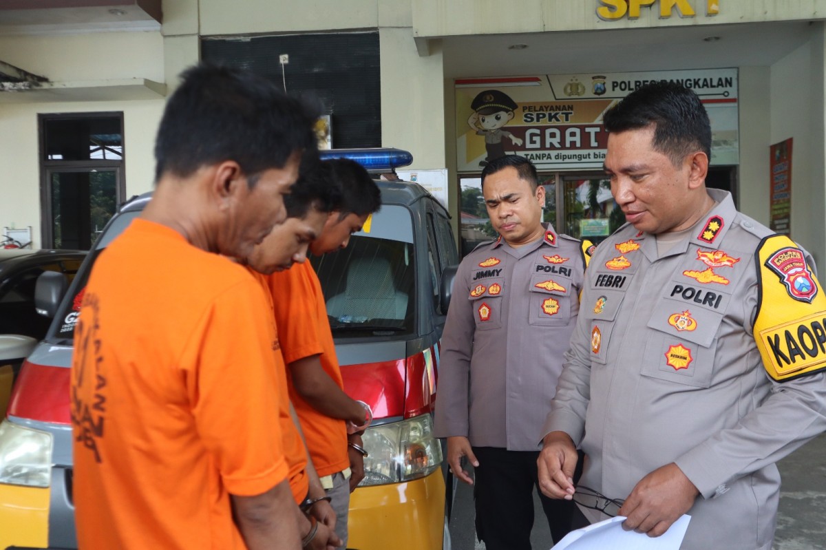 Bapak dan anak saat diamankan Polres Bangkalan. (Foto: Fathor Rahman/jatimnow.com)