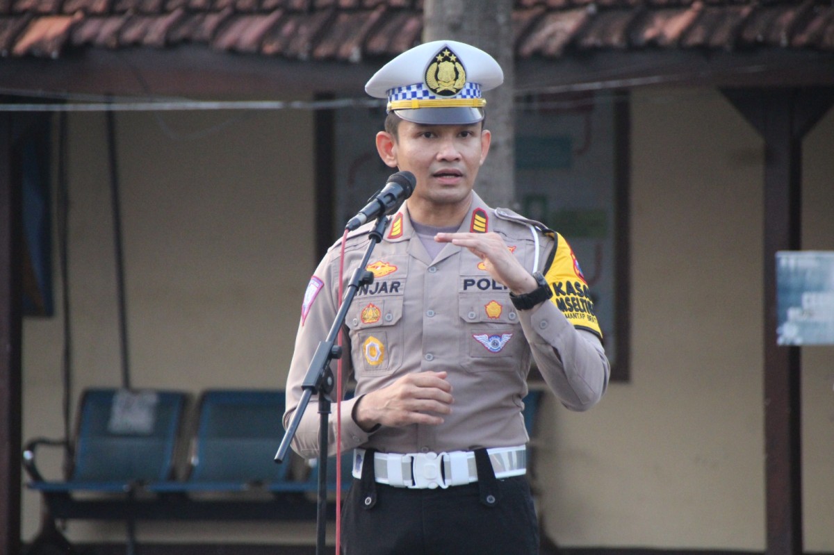 Kasat Lantas, AKP Anjar Rahmad Putra saat memberikan pengarahan di apel pagi. (Foto: Humas Polres Bojonegoro)