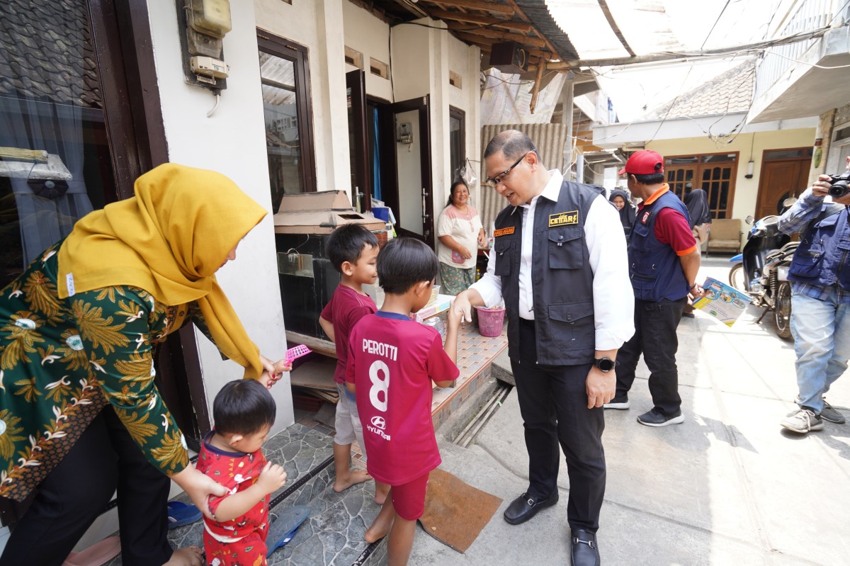 Pj Wali Kota Batu, Aries Agung Paewai saat berkunjung ke warganya. (Foto: Prokopim Pemkot Batu for jatimnow.com)