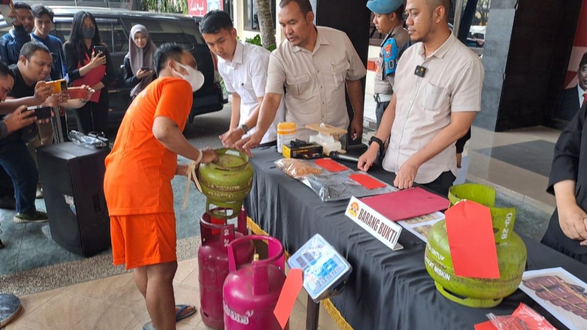 Tersangka saat mempraktikkan aksinya (Foto: Pertamina for jatimnow.com)