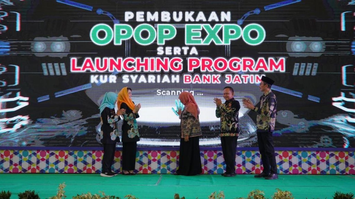 Launching KUR Syariah Bank Jatim dalam rangkaian kegiatan pembukaan One Pesantren One Product (OPOP) Expo 2023. (Foto-foto: Bank Jatim for jatimnow.com)