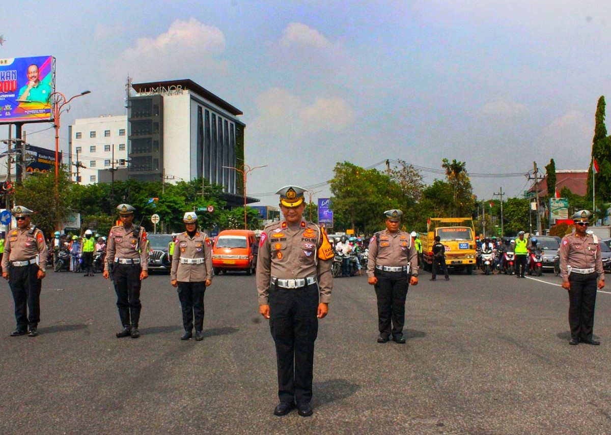 Polisi menghentikan seluruh kendaraan yang melintas Jalan Raya Bundaran TPI Sidoarjo. (Foto: dok. jatimnow.com)