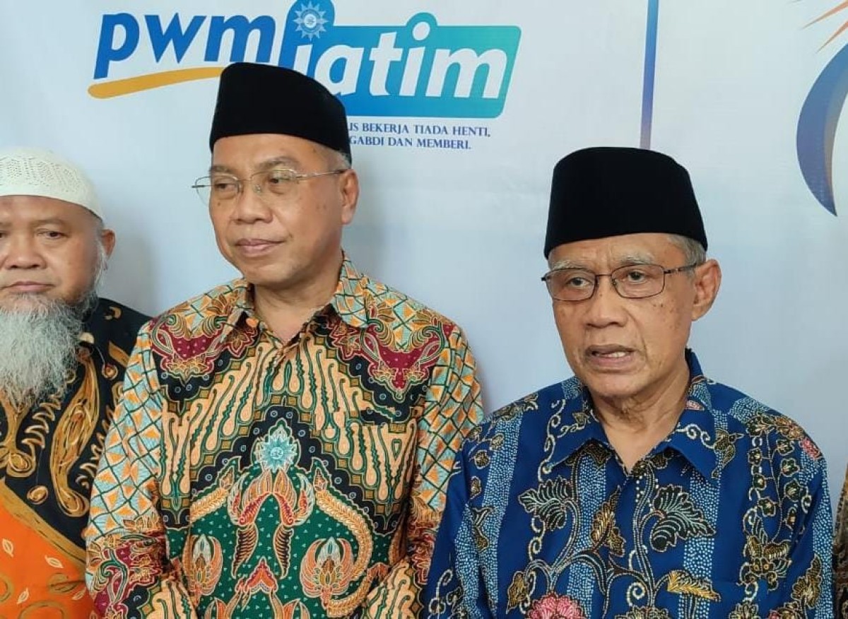Ketum Muhammadiyah Prof Dr Haedar Nashir (kanan) dan Ketua PW Muhammadiyah Jatim Dr dr Sukadiono (tengah). (Foto: PWM Jatim for jatimnow.com)