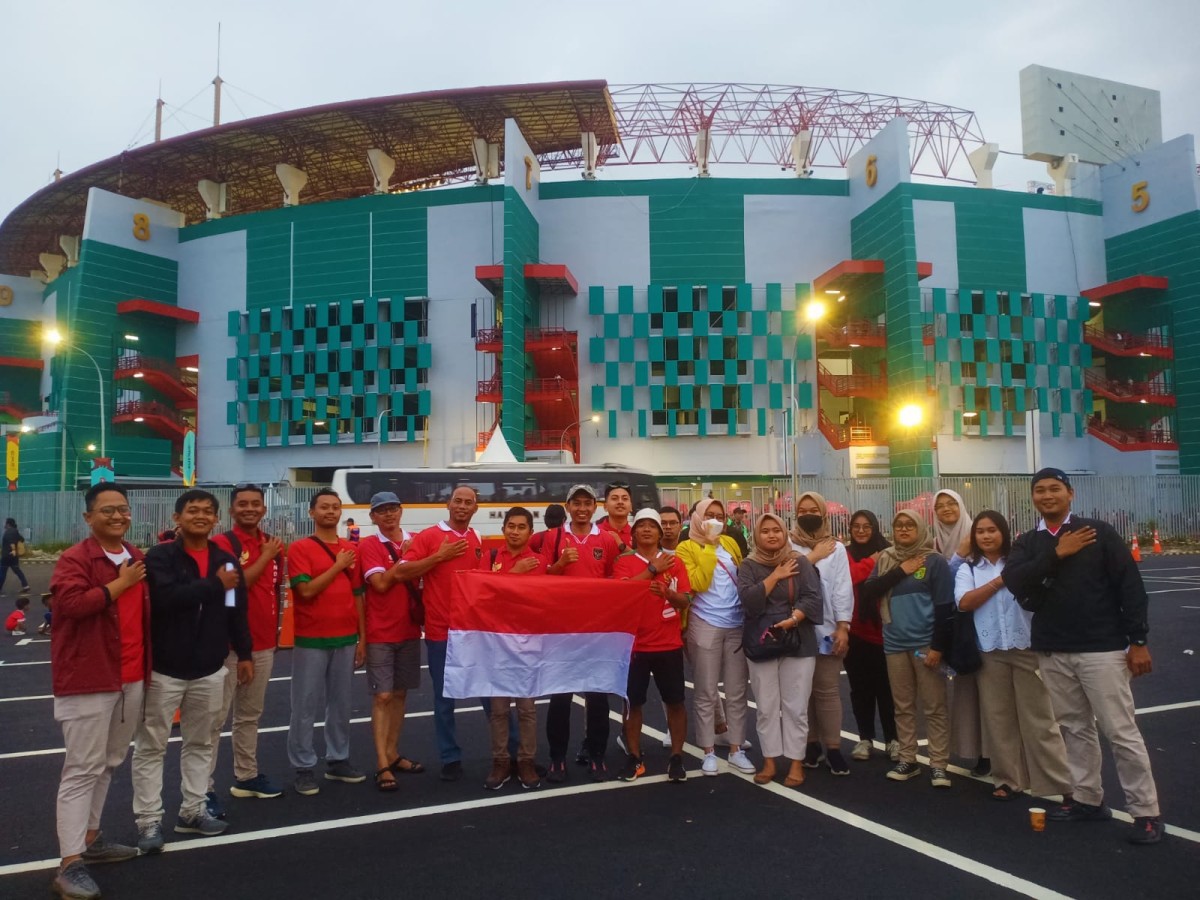 Ratusan karyawan SIER full senyum saat nobar Piala Dunia U-17 di GBT (Foto: SIER for jatimnow.com)