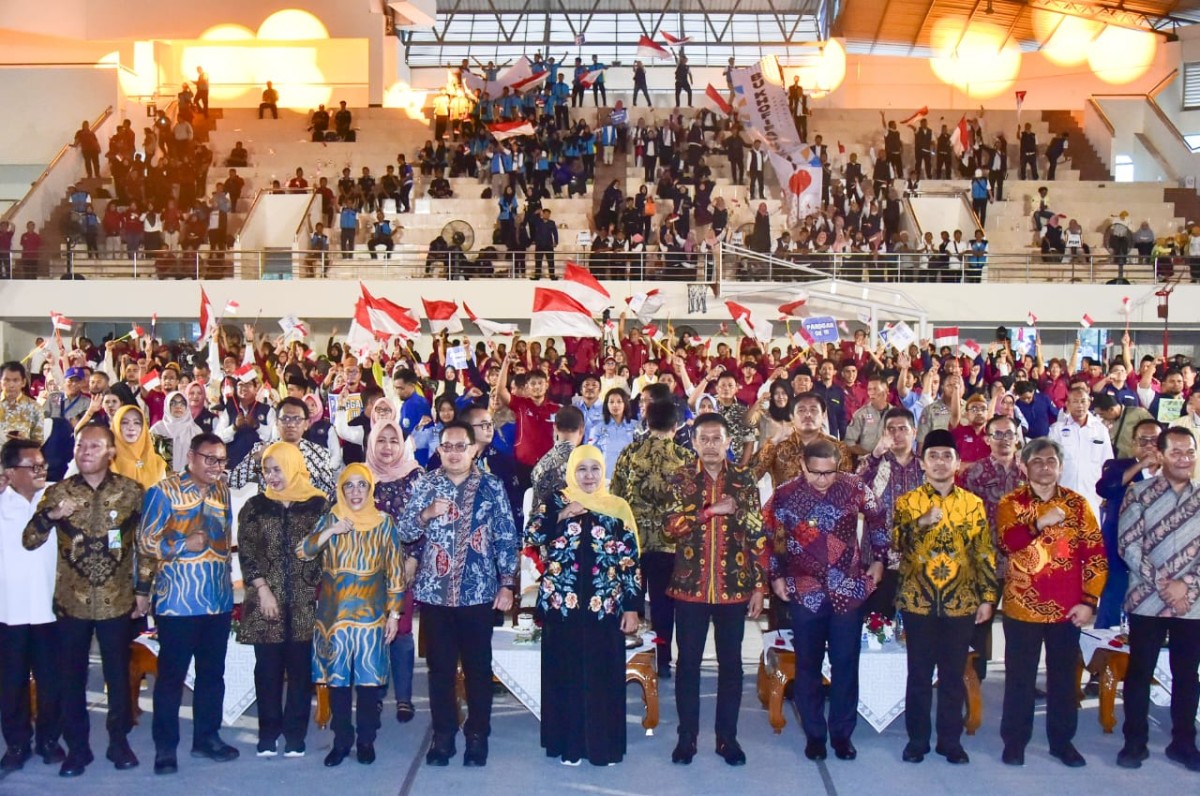 Gubernur Khofifah bersama ribuan pilar kesejahteraan sosial se-wilayah Bakorwil III Malang di GOR Ken Arok Malang.(Humas Pemprov Jatim for jatimnow.com)