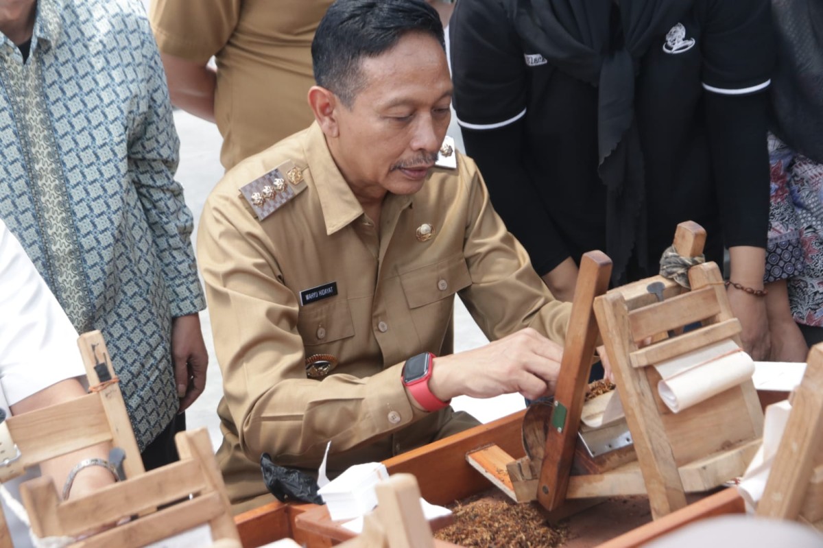 Pj Wali Kota Malang, Wahyu Hidayat dalam kegiatan Pelatihan Melinting Untuk Industri Hasil Tembakau di PT Sinar Mahkota Mas, Jalan Bandulan Barat Nomor 37 Malang pada Senin (13/11/2023). (Foto: Prokopim Pemkot Malang)