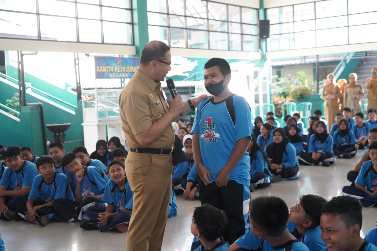 Pj Wali Kota Batu, Aries Agung Paewai saat berbincang dengan salah satu siswa. (Foto: Prokopim Pemkot Batu/jatimnow.com)