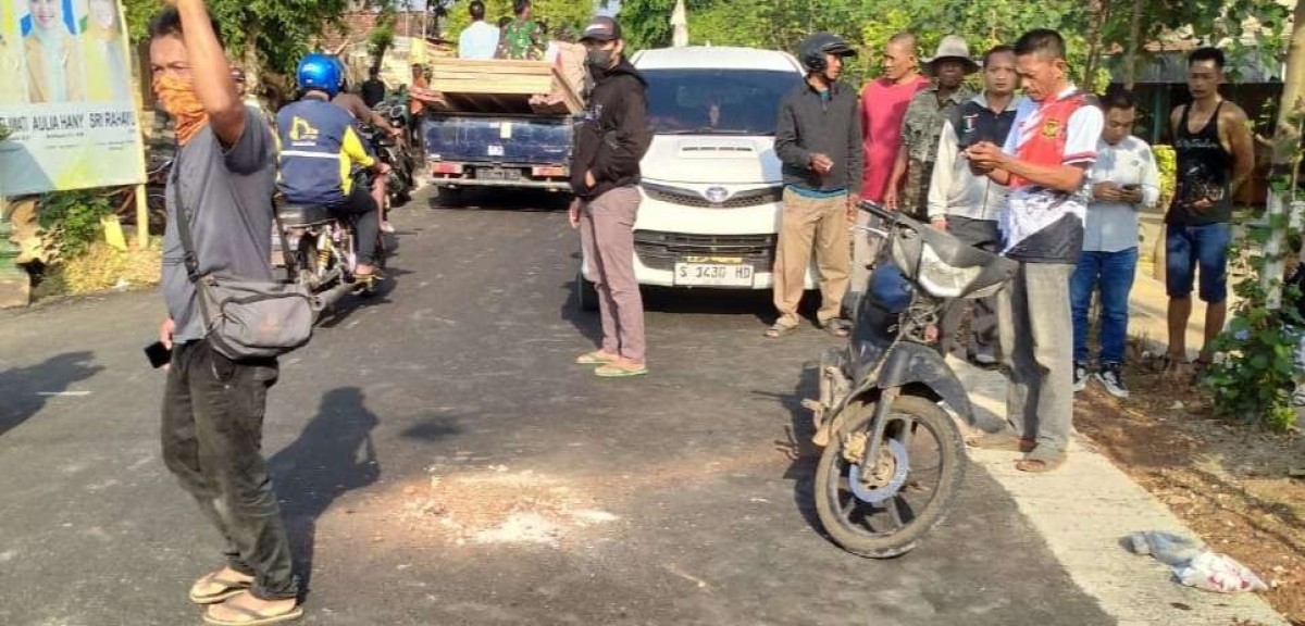 Petugas kepolisian dibantu warga saat mengevakuasi korban dan kendaraan. (Foto: Polres Tuban for jatimnow.com)
