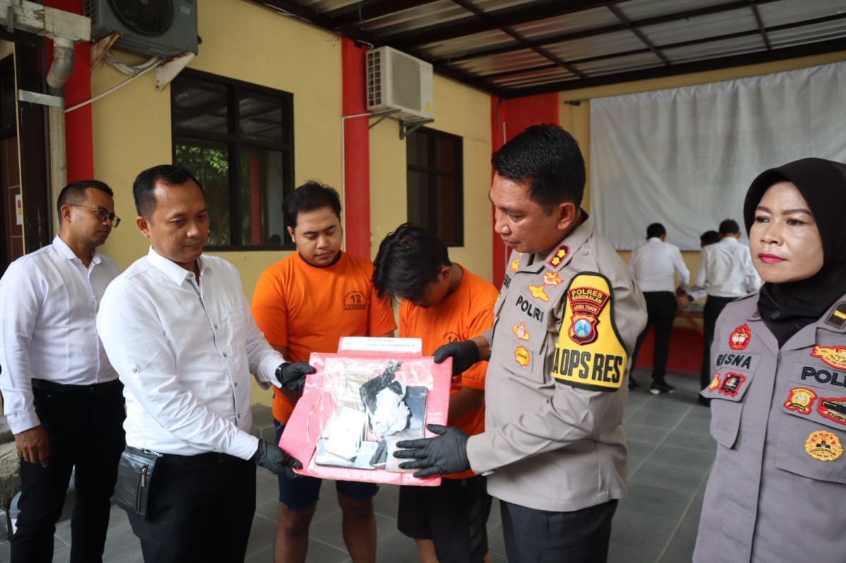 Dua tersangka pengedar sabu diamankan Polres Bangkalan. (Foto: Fathor Rahman/jatimnow.com)