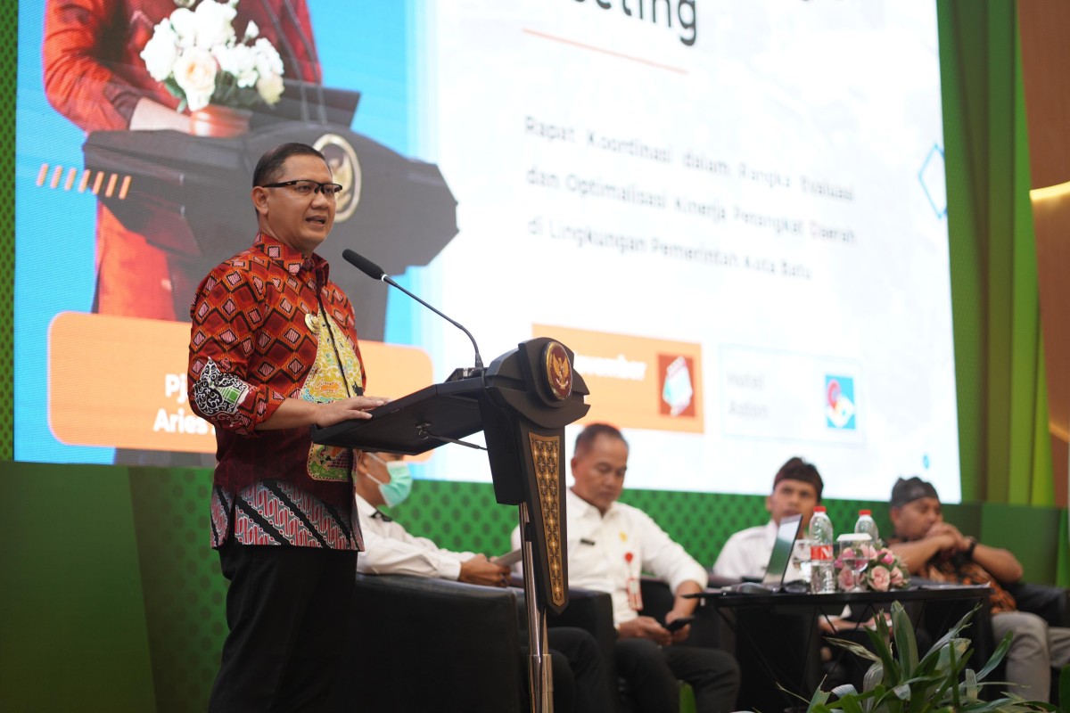 Pj Wali Kota Batu, Aries Agung Paewai dalam forum Strategic Meeting III yang membahas evaluasi masing-masing SKPD. (Foto: Prokopim Pemkot Batu for jatimnow.com)