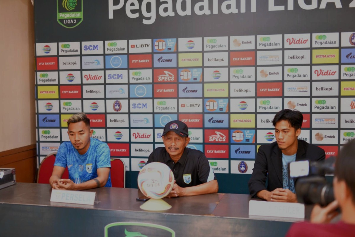 Pelatih Persela Lamongan, Djajang Nurdjanar didampingi pemain Rahel saat prescon seusai pertandingan. (Foto : Persela Lamongan for jatimnow.com)