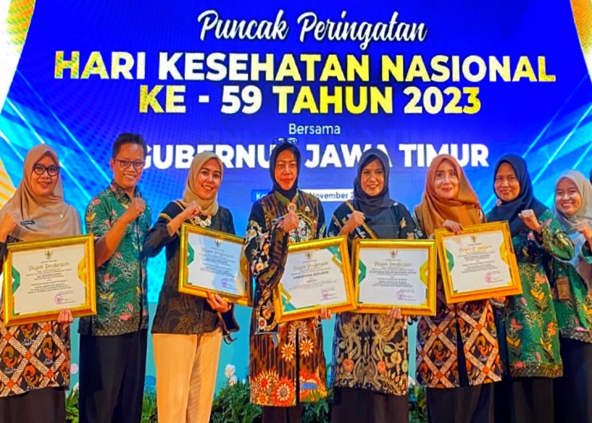 Kepala Dinas Kesehatan Fenny Apridawati (tengah) mewakili Bupati Sidoarjo saat menerima penghargaan Pelita Ceria se-Jawa Timur pada Peringatan Hari Kesehatan Nasional (HKN) ke-59 Tahun 2023 di Kota Batu Malang. (Foto: Humas Pemkab Sidoarjo for jatimnow.co